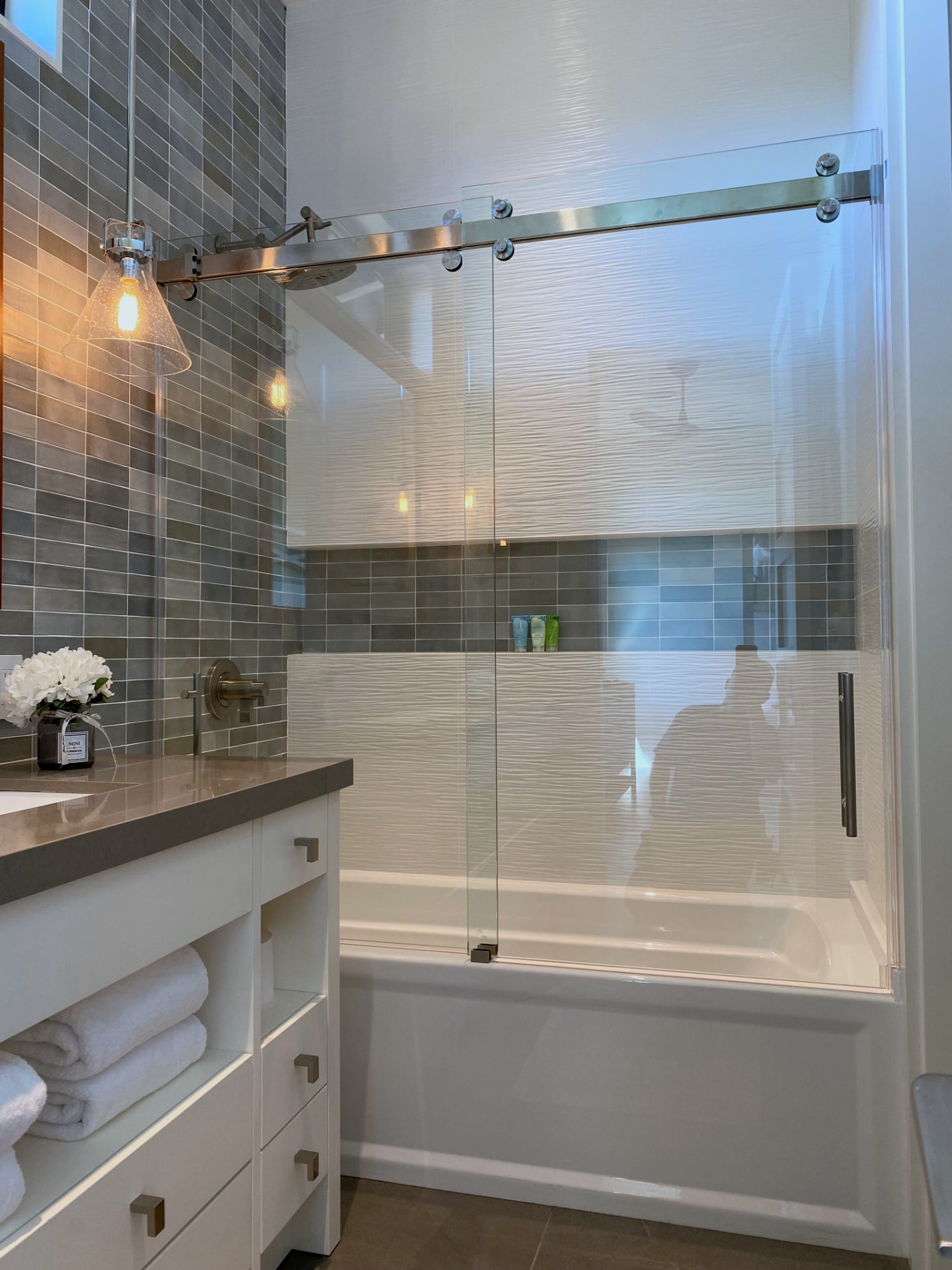 Sliding Tub Enclosure - Kauai residence - Kauai glass project